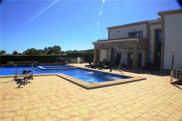 Neuwertige Luxusvilla mit Überlaufpool, Gästewohnung, Meersicht und Garage - 6
