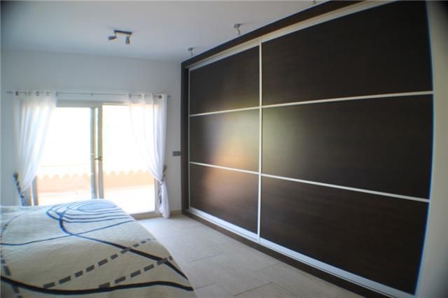 Neuwertige Luxusvilla mit Überlaufpool, Gästewohnung, Meersicht und Garage - 10