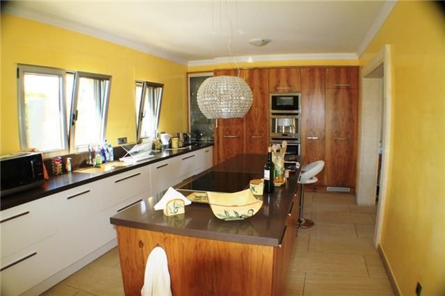 Neuwertige Luxusvilla mit Überlaufpool, Gästewohnung, Meersicht und Garage - 8