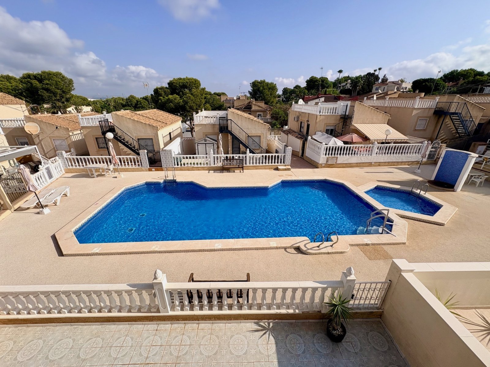 Villa mit 4 Schlafzimmern, 2 Bädern und Gemeinschaftspool - 35