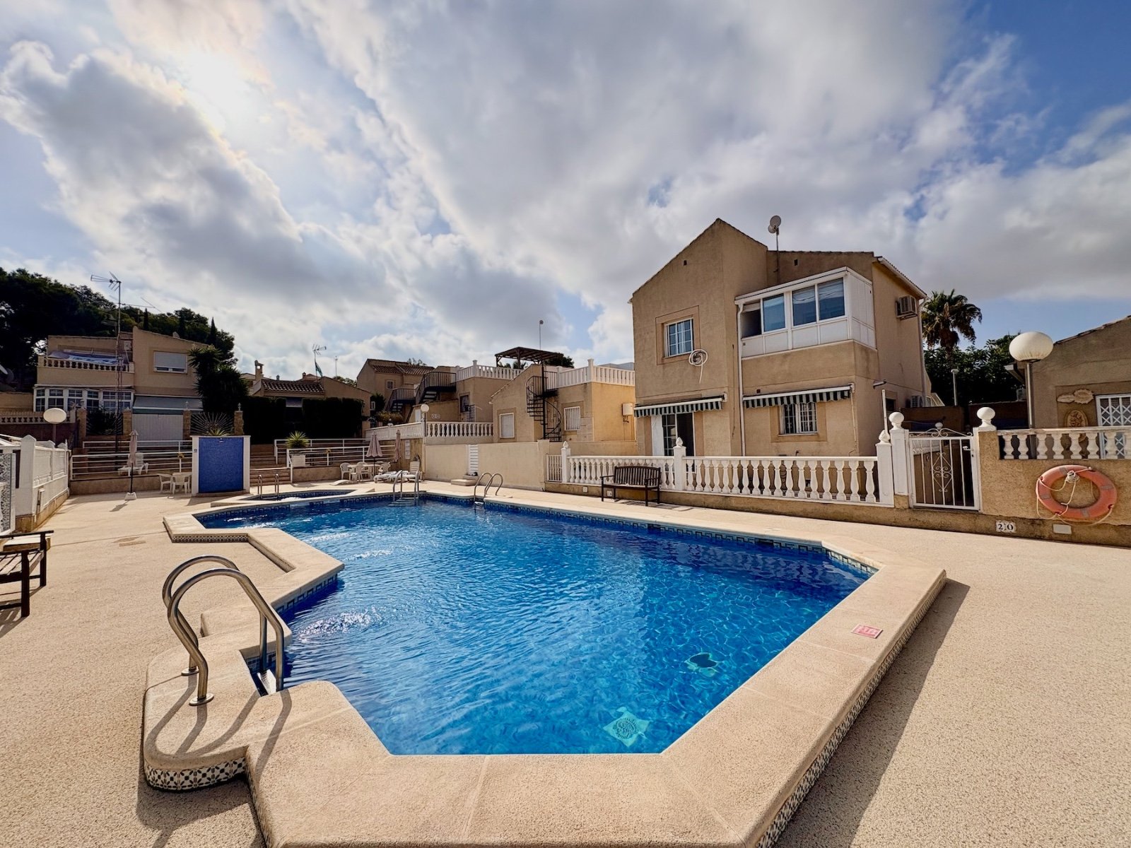 Villa mit 4 Schlafzimmern, 2 Bädern und Gemeinschaftspool - 1