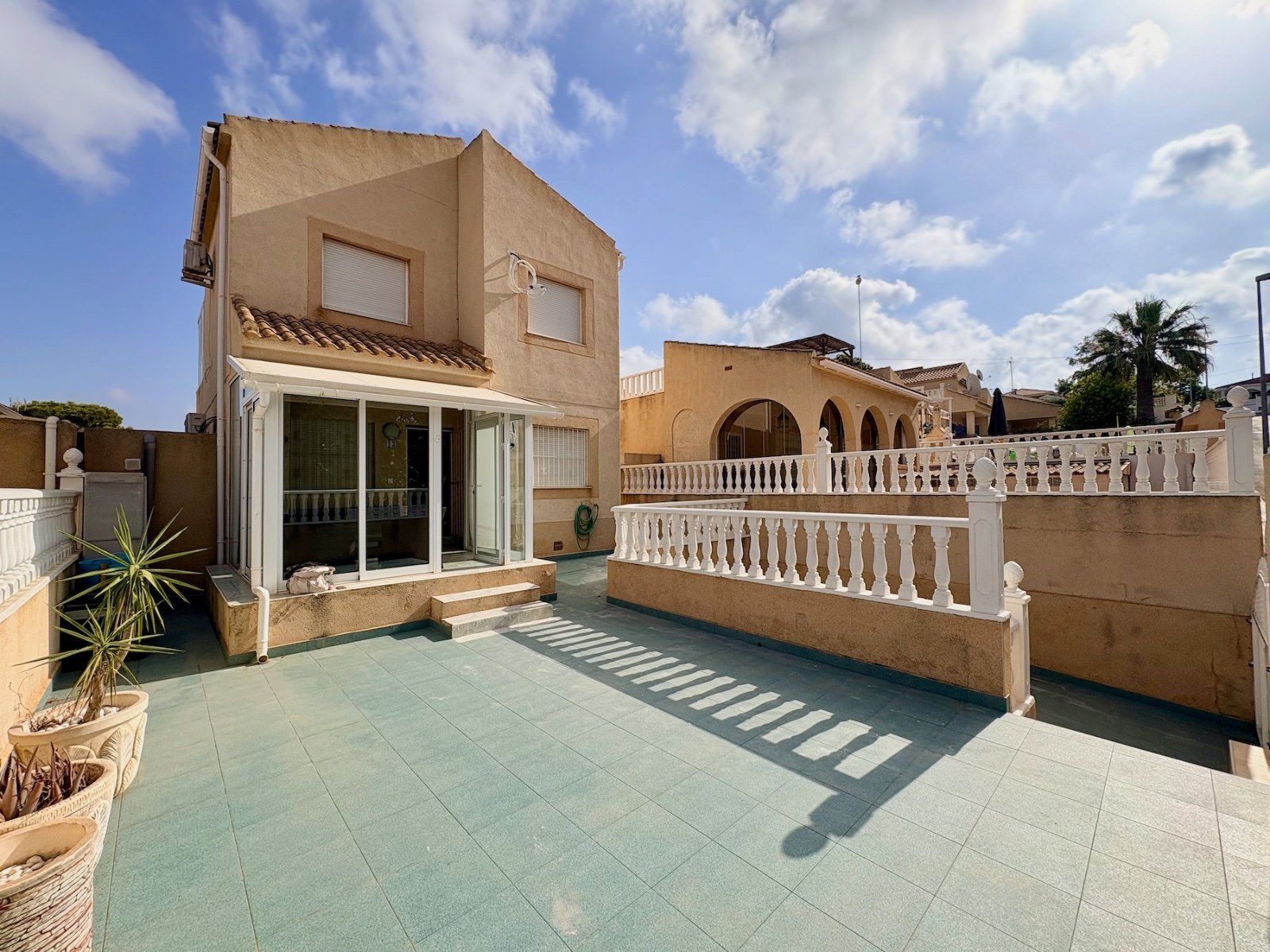 Villa mit 4 Schlafzimmern, 2 Bädern und Gemeinschaftspool - 2