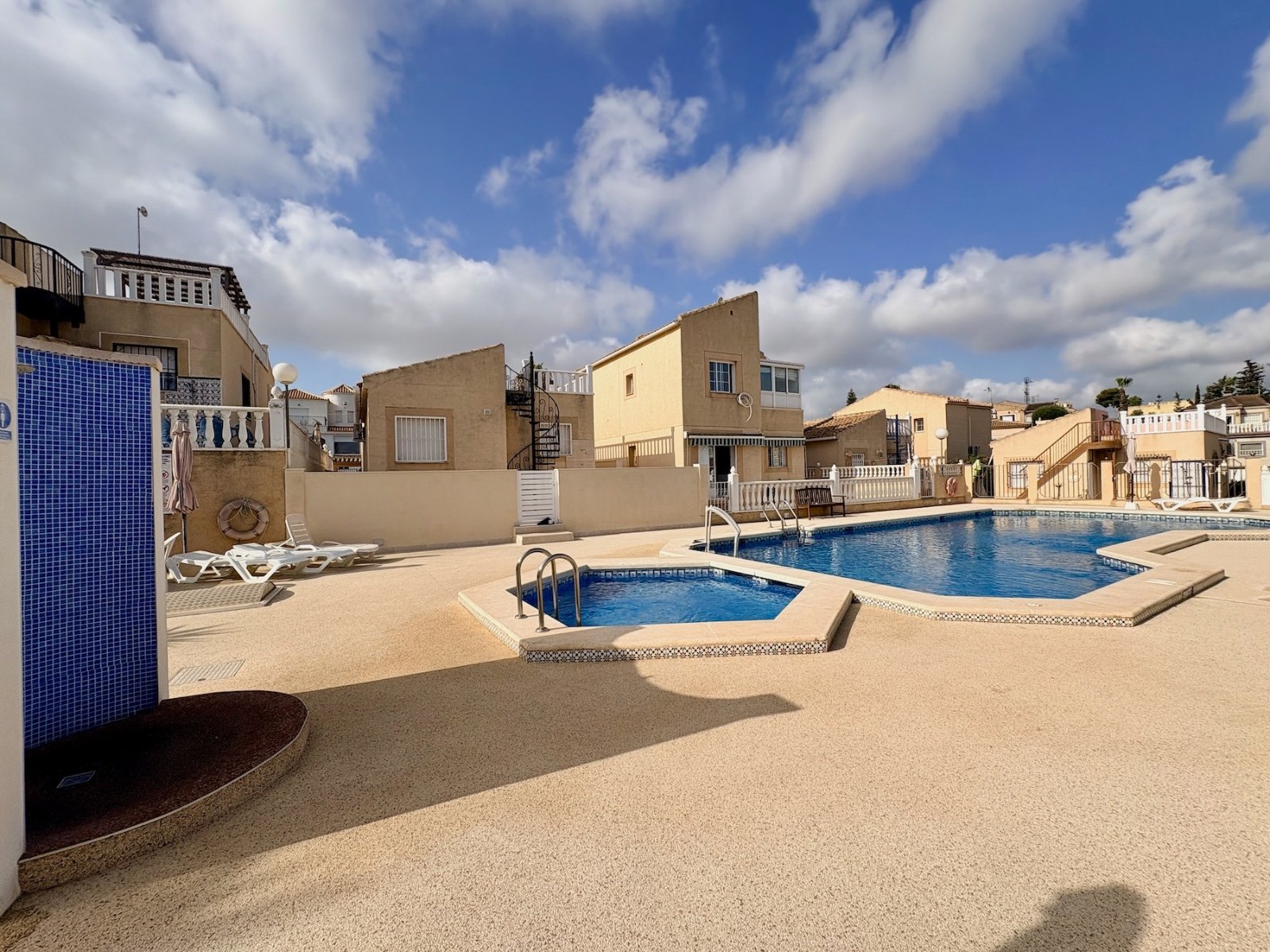 Villa mit 4 Schlafzimmern, 2 Bädern und Gemeinschaftspool - 34