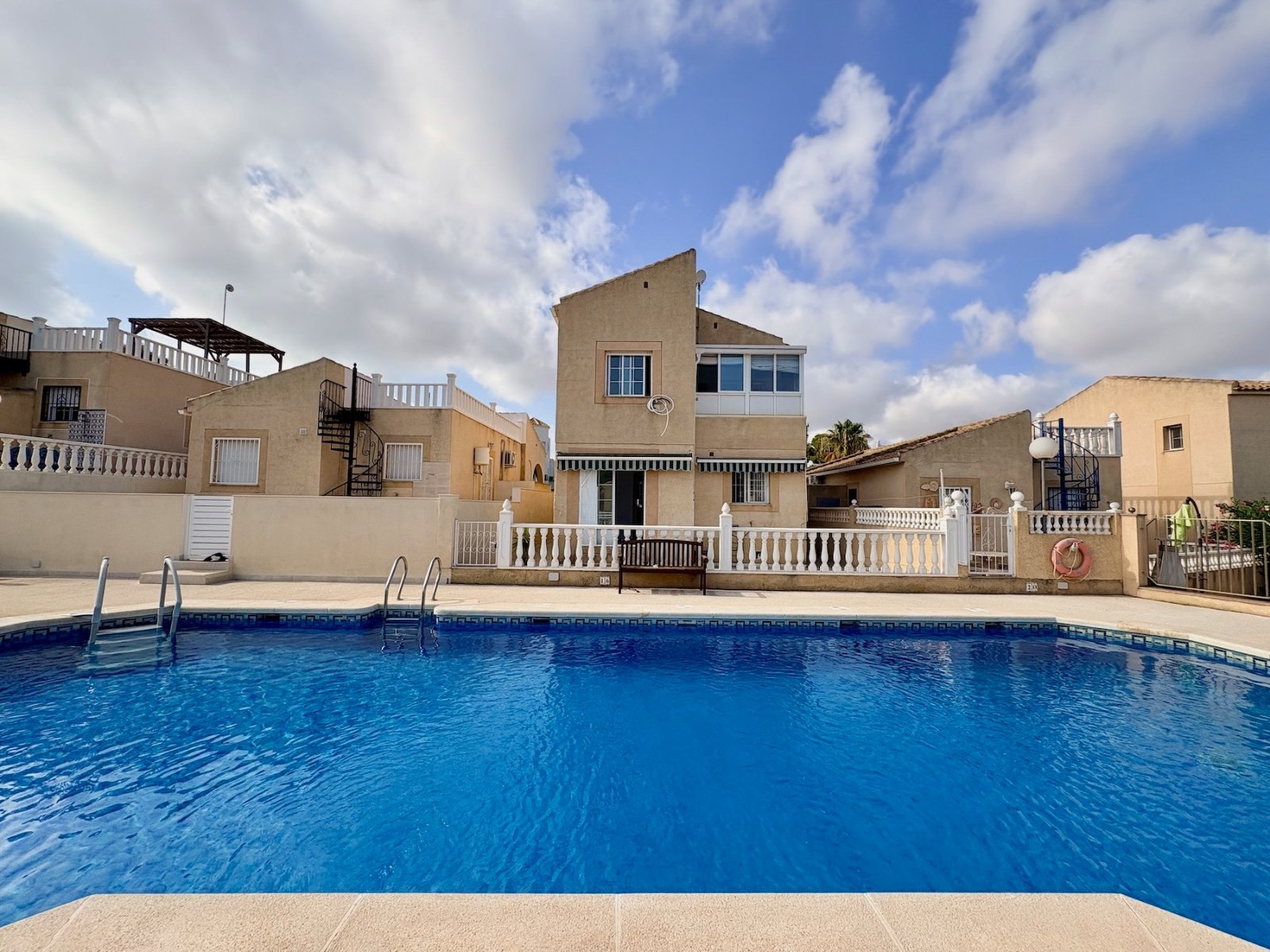Villa mit 4 Schlafzimmern, 2 Bädern und Gemeinschaftspool - 32