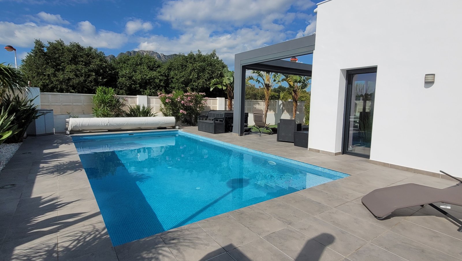 Moderne Villa mit 3 Schlafzimmern, 2 Bädern, beheiztem Pool und Touristenmietlizenz - 2