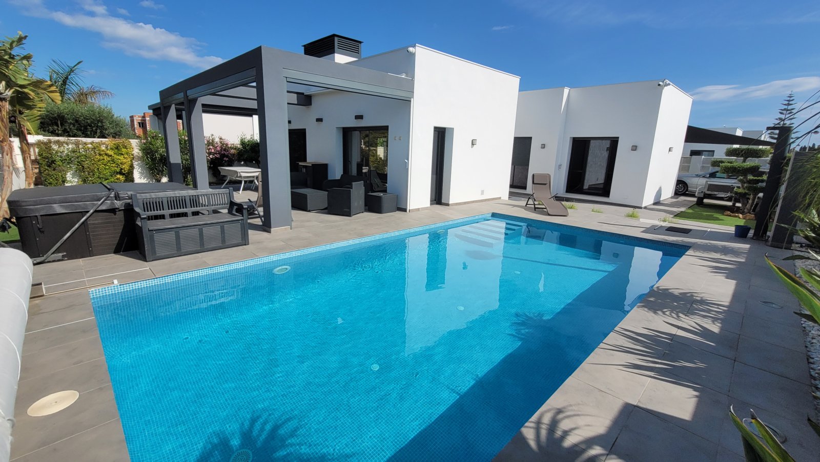 Moderne Villa mit 3 Schlafzimmern, 2 Bädern, beheiztem Pool und Touristenmietlizenz - 1
