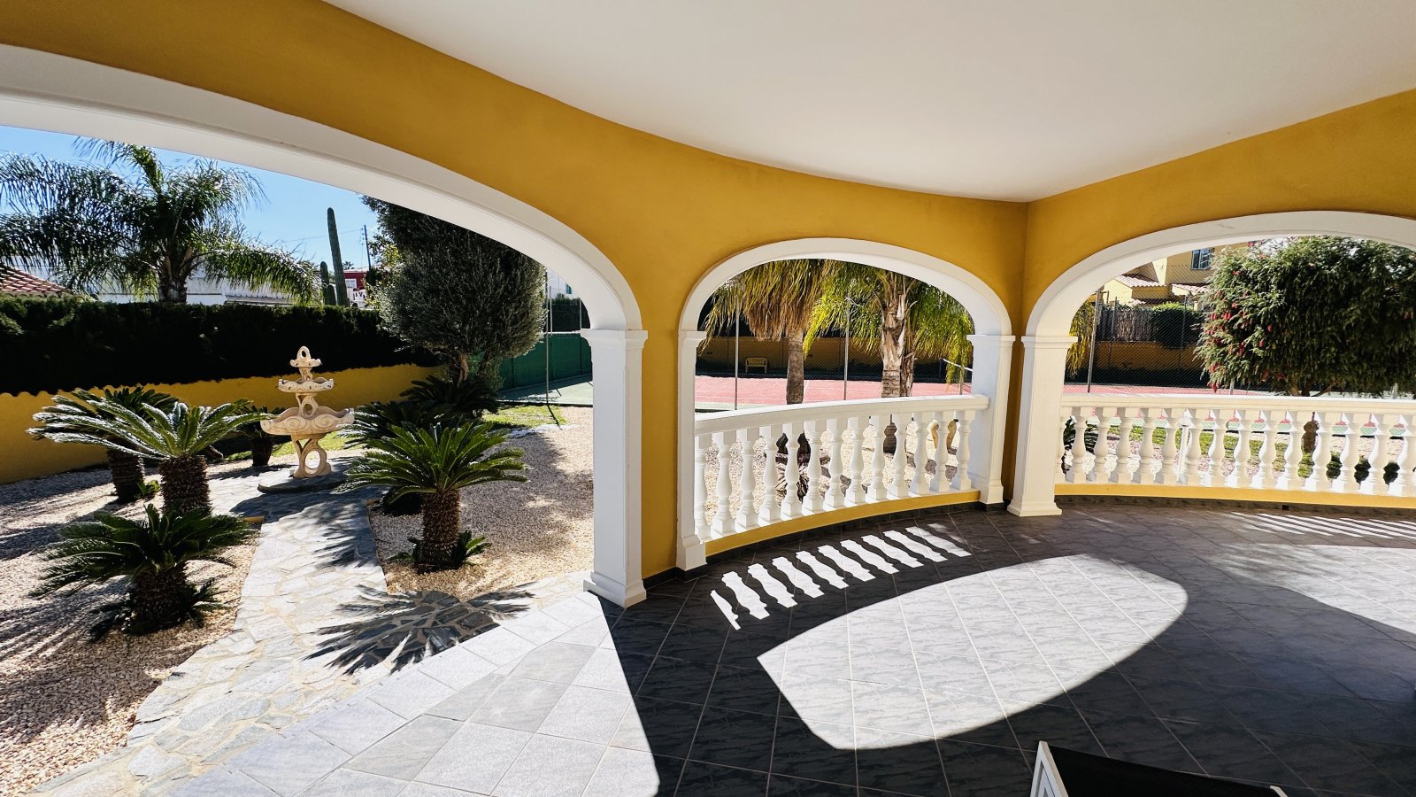 Sehr gepflegte Villa mit großem Grundstück, großem Pool, Tennisplatz, Brunnen, Garage, Heizung, Klima und vielen Extras - 10