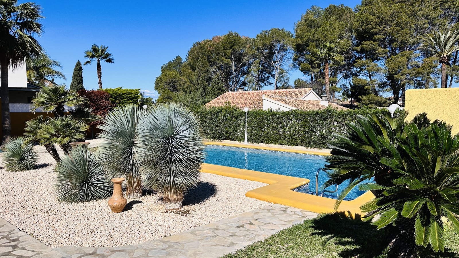 Sehr gepflegte Villa mit großem Grundstück, großem Pool, Tennisplatz, Brunnen, Garage, Heizung, Klima und vielen Extras - 37