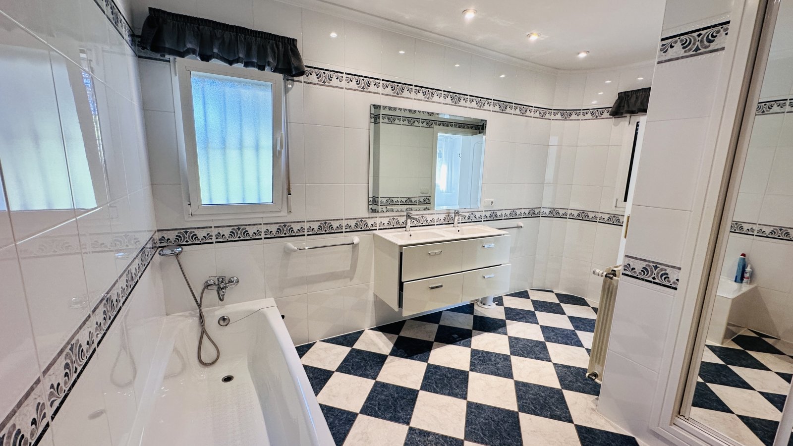 Sehr gepflegte Villa mit großem Grundstück, großem Pool, Tennisplatz, Brunnen, Garage, Heizung, Klima und vielen Extras - 24