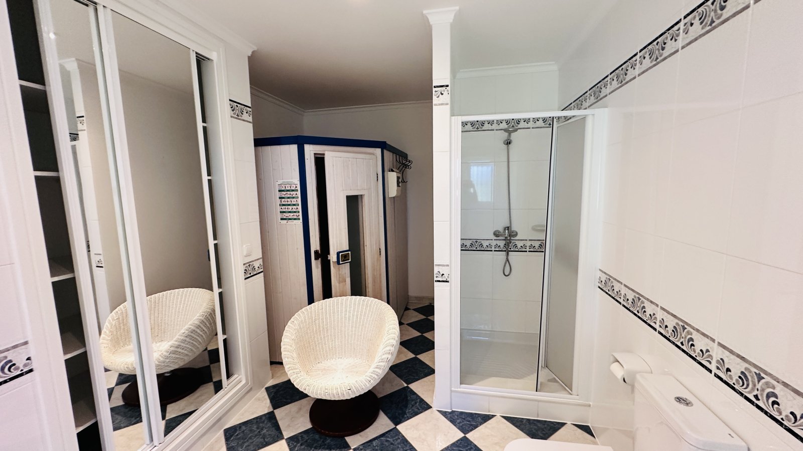 Sehr gepflegte Villa mit großem Grundstück, großem Pool, Tennisplatz, Brunnen, Garage, Heizung, Klima und vielen Extras - 23