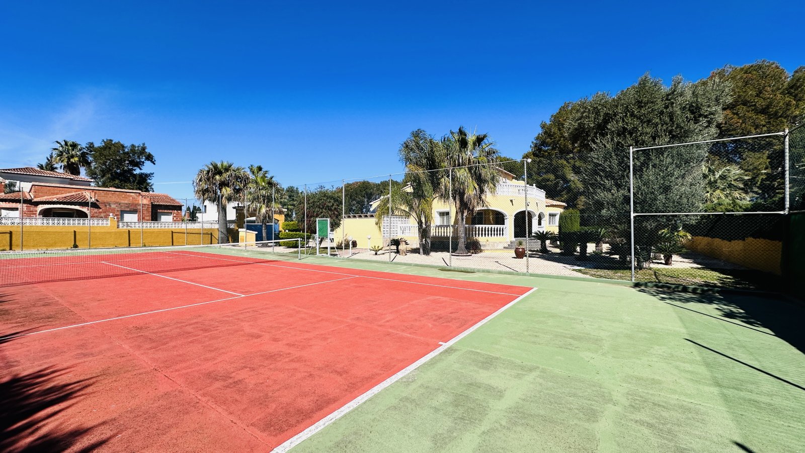 Sehr gepflegte Villa mit großem Grundstück, großem Pool, Tennisplatz, Brunnen, Garage, Heizung, Klima und vielen Extras - 9