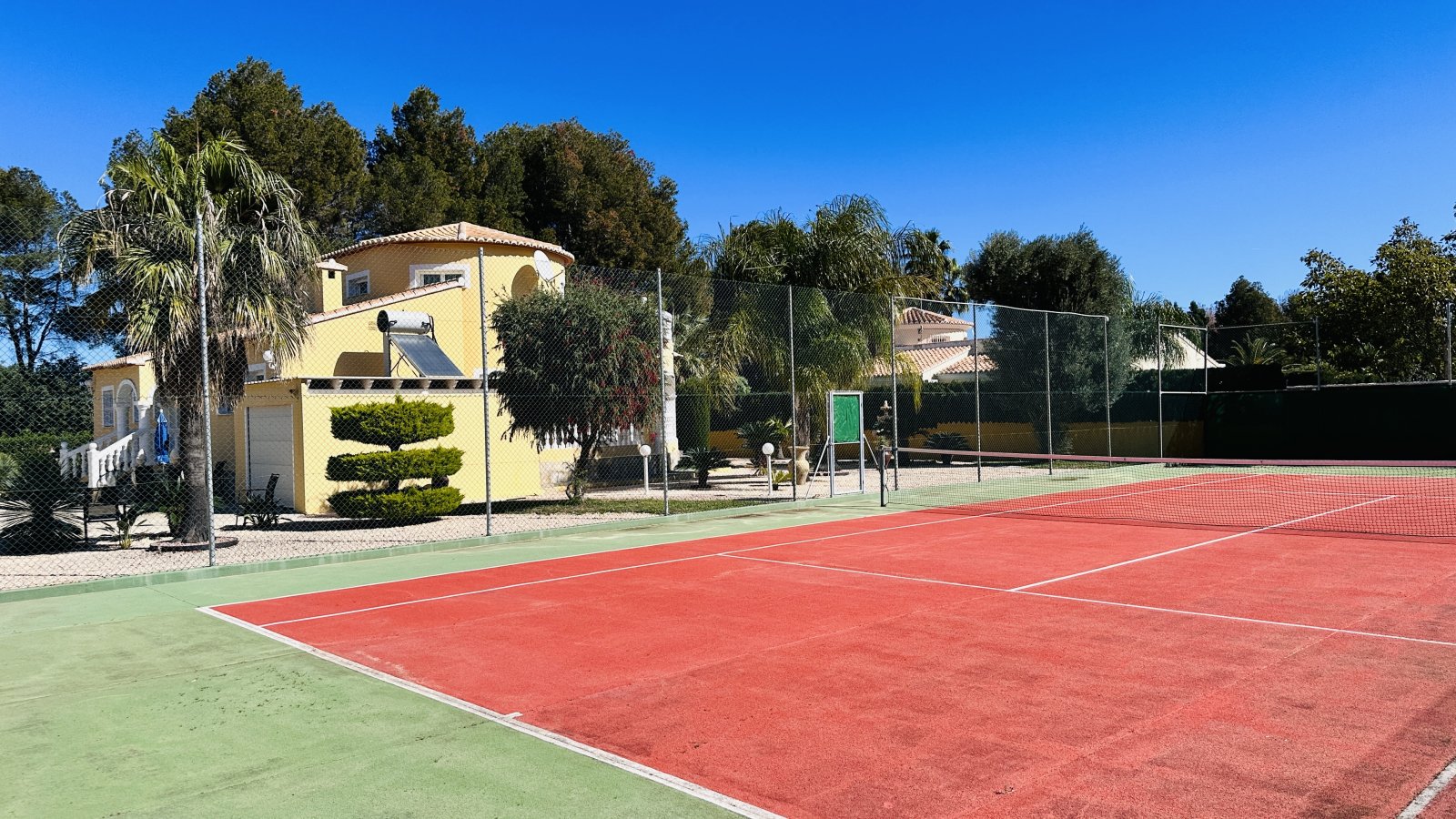Sehr gepflegte Villa mit großem Grundstück, großem Pool, Tennisplatz, Brunnen, Garage, Heizung, Klima und vielen Extras - 4