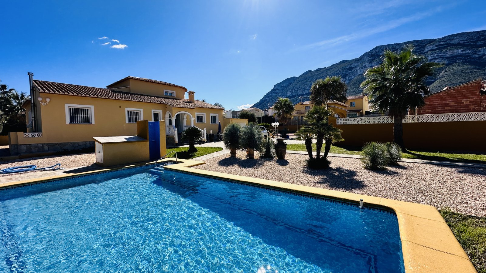 Sehr gepflegte Villa mit großem Grundstück, großem Pool, Tennisplatz, Brunnen, Garage, Heizung, Klima und vielen Extras - 1