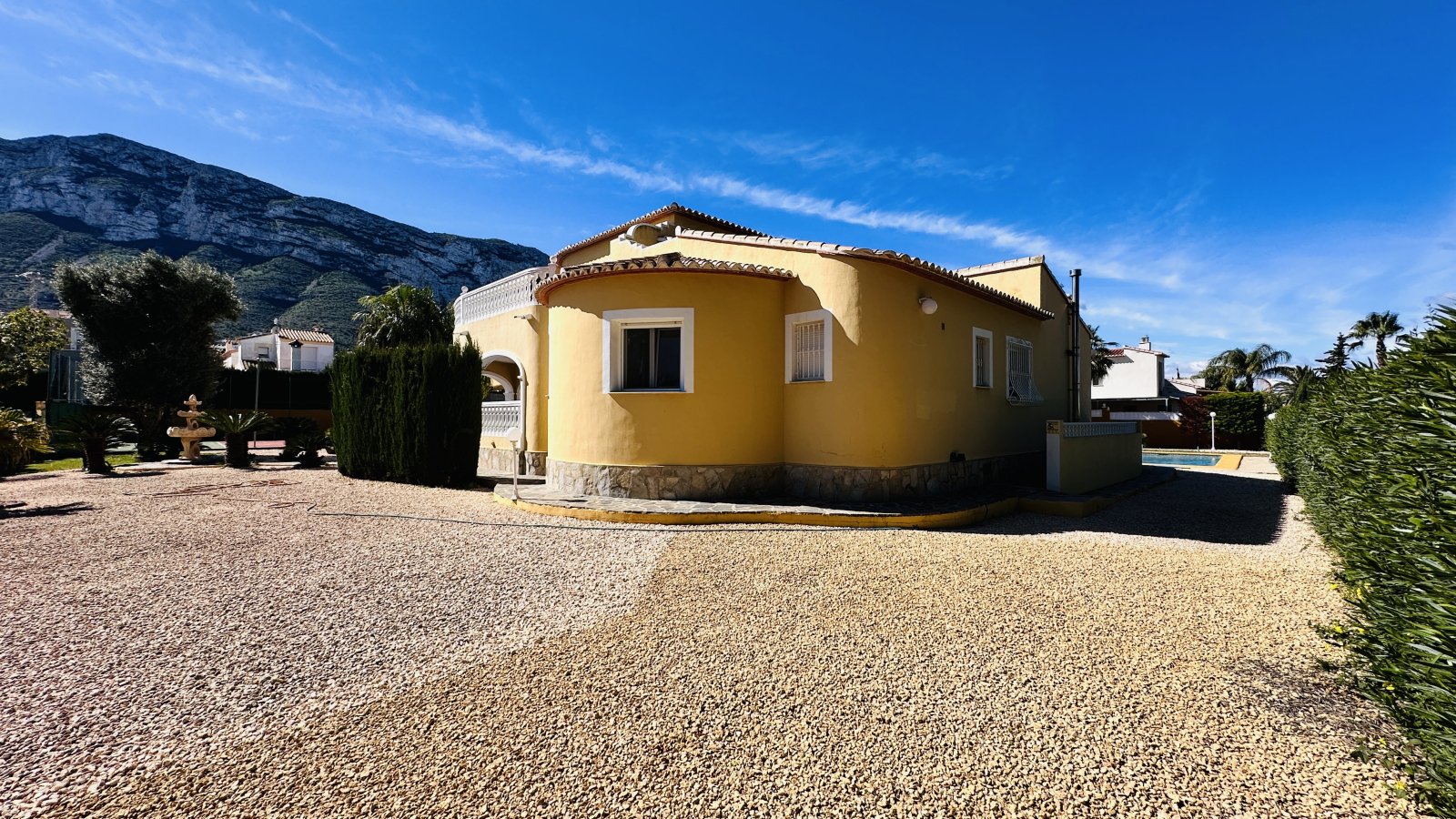 Sehr gepflegte Villa mit großem Grundstück, großem Pool, Tennisplatz, Brunnen, Garage, Heizung, Klima und vielen Extras - 34