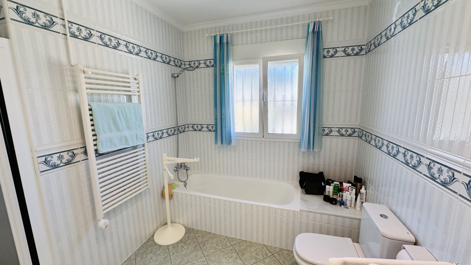Sehr gepflegte Villa mit großem Grundstück, großem Pool, Tennisplatz, Brunnen, Garage, Heizung, Klima und vielen Extras - 19