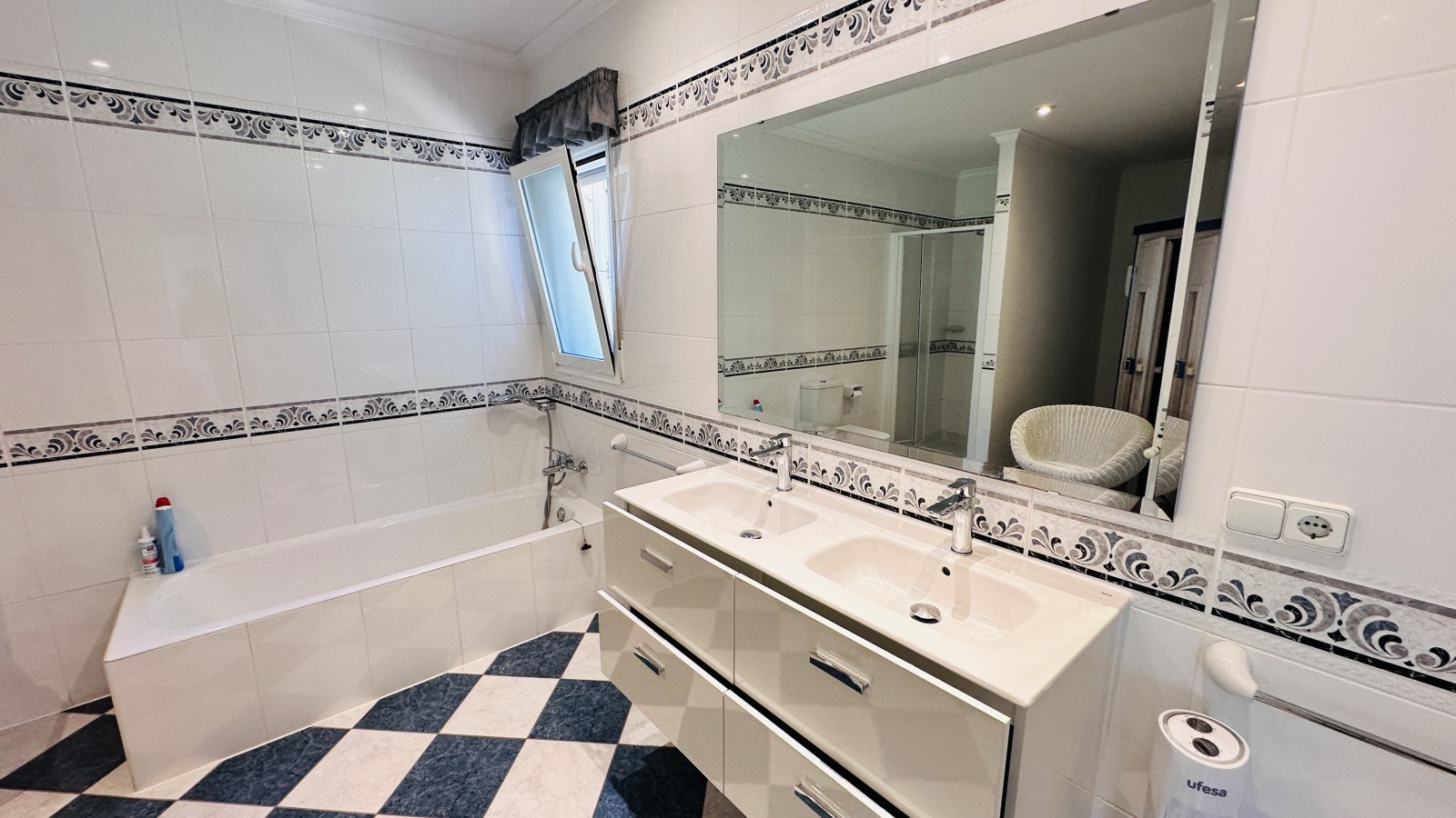 Sehr gepflegte Villa mit großem Grundstück, großem Pool, Tennisplatz, Brunnen, Garage, Heizung, Klima und vielen Extras - 22