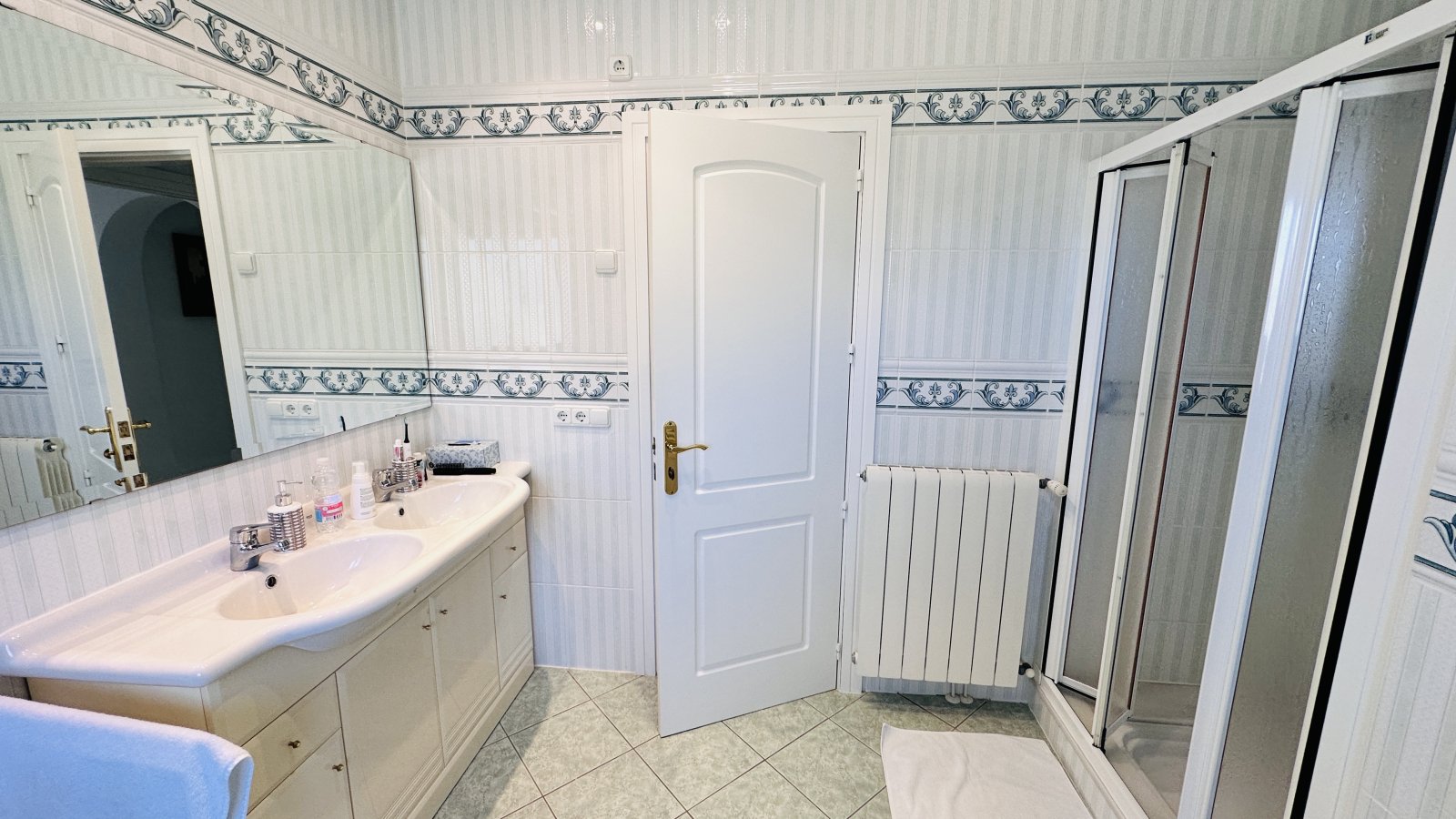 Sehr gepflegte Villa mit großem Grundstück, großem Pool, Tennisplatz, Brunnen, Garage, Heizung, Klima und vielen Extras - 20