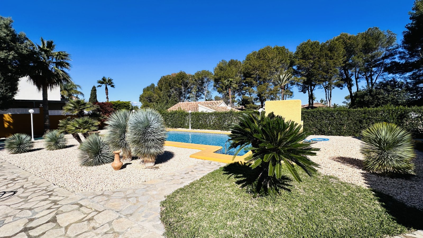 Sehr gepflegte Villa mit großem Grundstück, großem Pool, Tennisplatz, Brunnen, Garage, Heizung, Klima und vielen Extras - 2