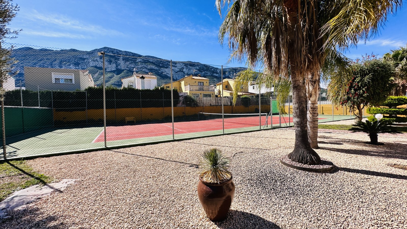 Sehr gepflegte Villa mit großem Grundstück, großem Pool, Tennisplatz, Brunnen, Garage, Heizung, Klima und vielen Extras - 31