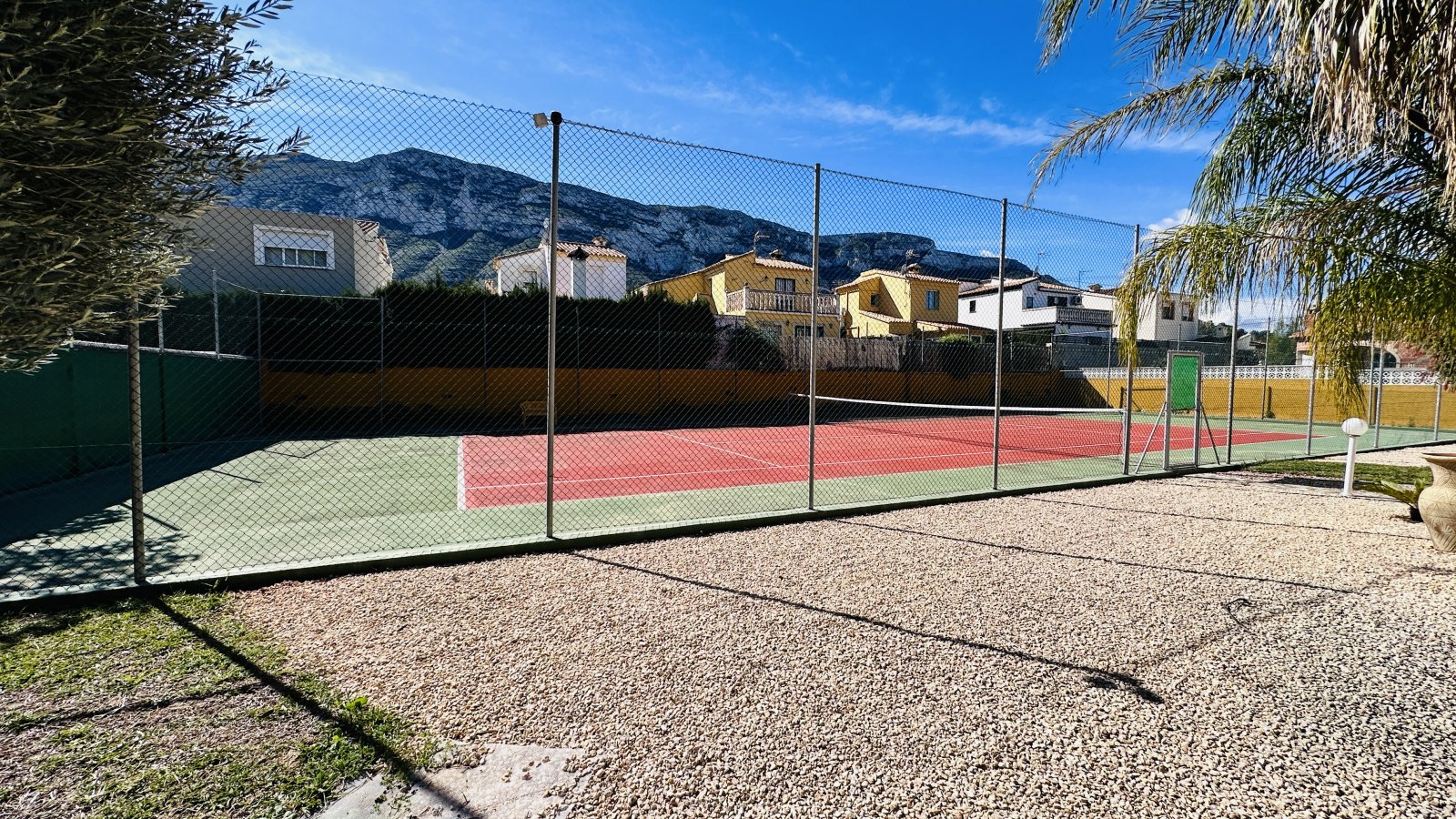 Sehr gepflegte Villa mit großem Grundstück, großem Pool, Tennisplatz, Brunnen, Garage, Heizung, Klima und vielen Extras - 33