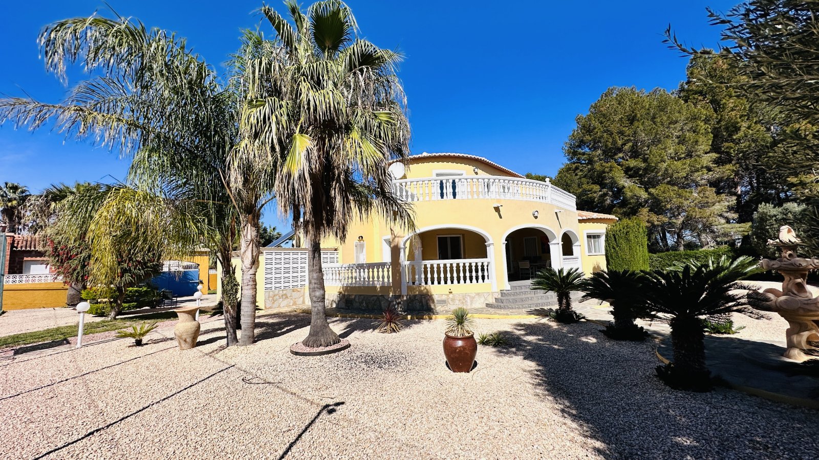 Sehr gepflegte Villa mit großem Grundstück, großem Pool, Tennisplatz, Brunnen, Garage, Heizung, Klima und vielen Extras - 32