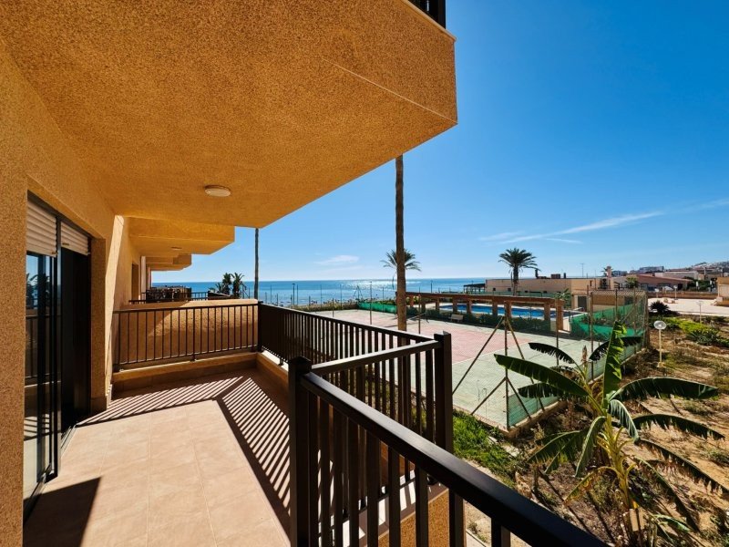 Wunderschöne renovierte Wohnung mit Meerblick in erster Strandreihe in La Mata - 1