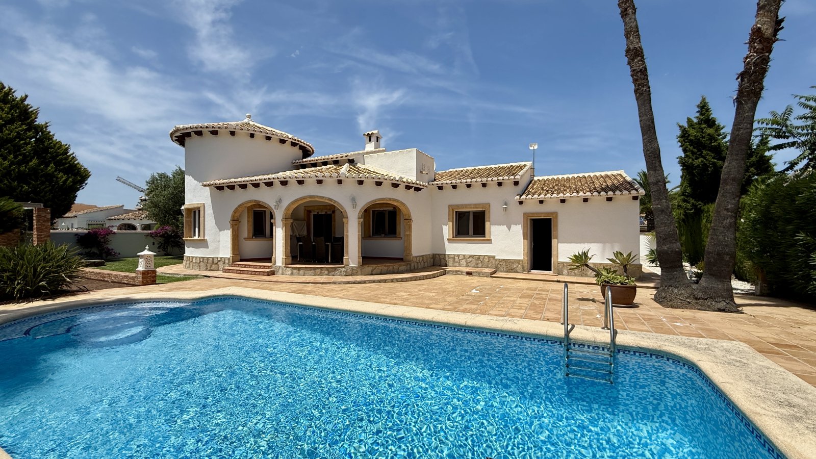 Einzigartige Traumvilla nahe Denia mit großem Eckgrundstück nur wenige Gehminuten vom Meer entfernt - 1