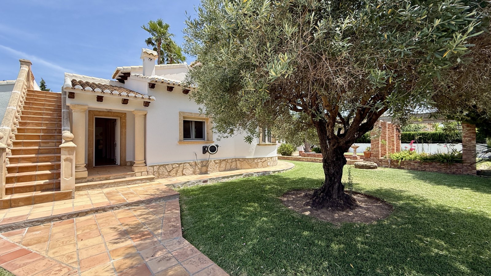 Einzigartige Traumvilla nahe Denia mit großem Eckgrundstück nur wenige Gehminuten vom Meer entfernt - 11