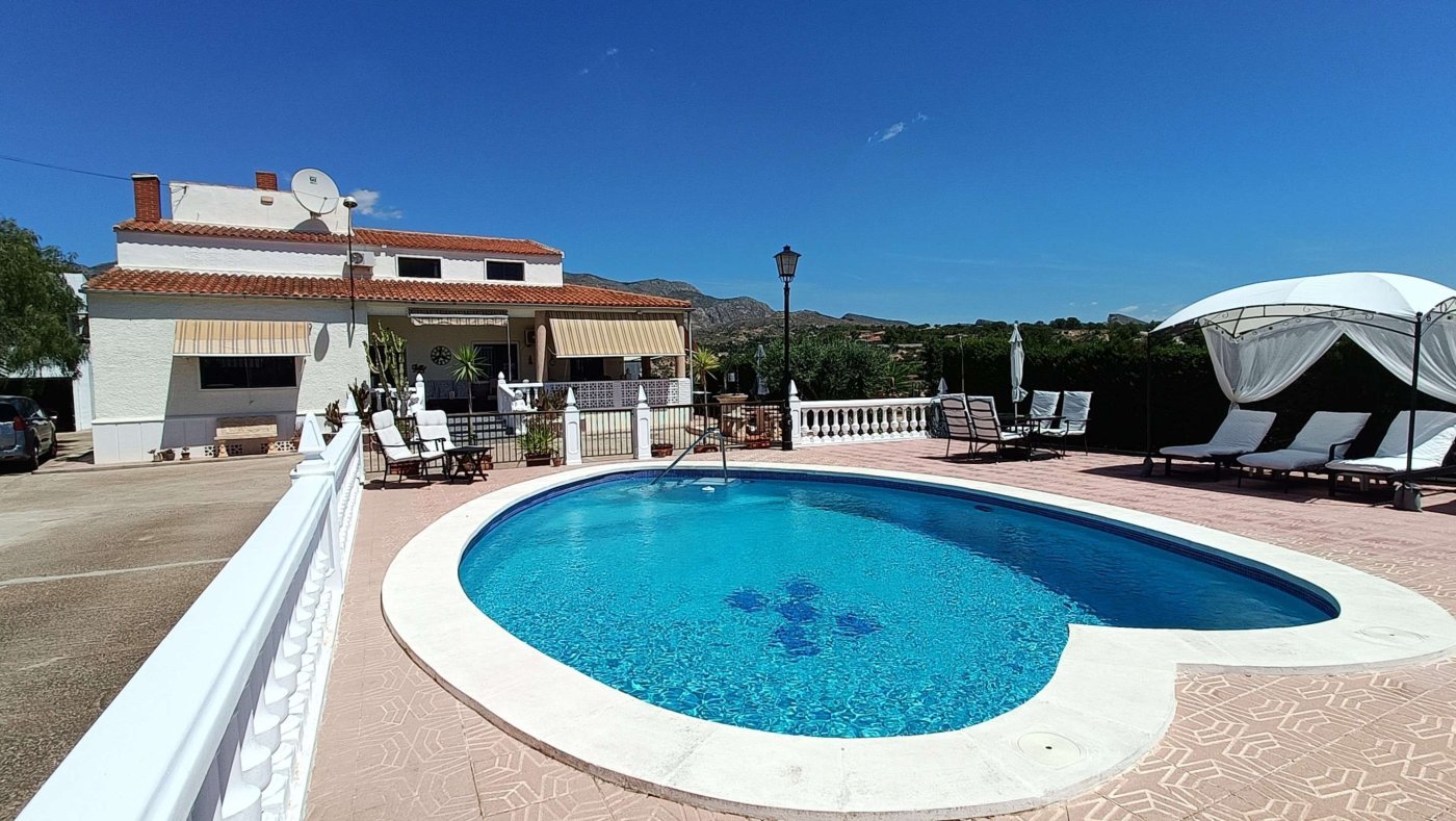 Atemberaubende freistehende Villa mit privatem Pool, separatem Gästeappartement, Garage und Kellerräumen am Stadtrand von Crevillent - 1