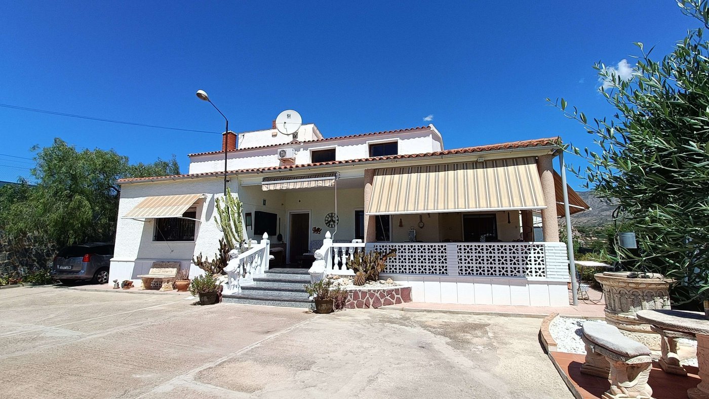 Atemberaubende freistehende Villa mit privatem Pool, separatem Gästeappartement, Garage und Kellerräumen am Stadtrand von Crevillent - 2