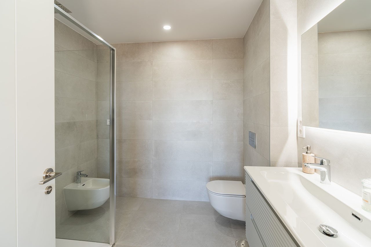 Reihenhäuser mit 4 Schlafzimmern, 3 Bädern, Gäste-WC, Meerblick, Klimaanlage, Kfz-Stellplatz und Gemeinschaftspool - 18