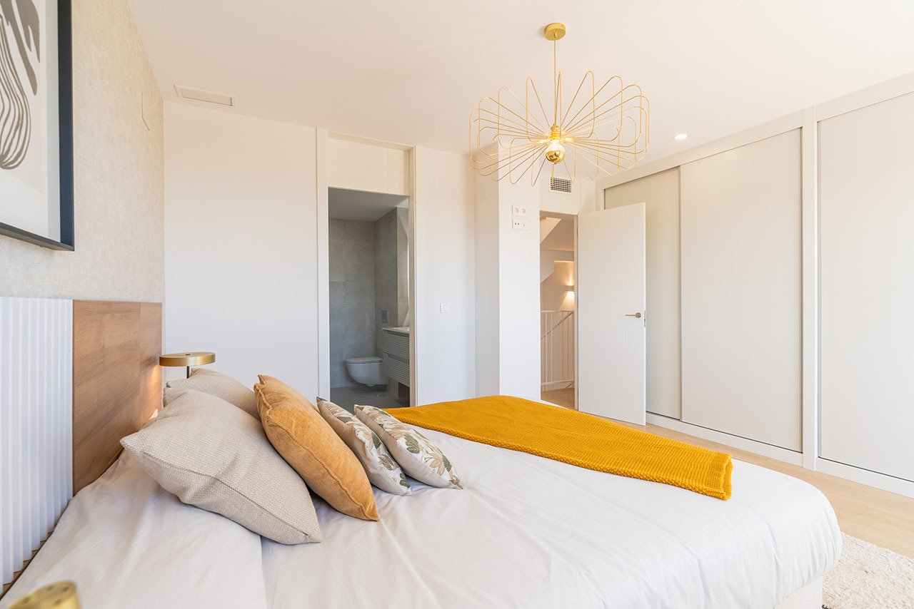 Reihenhäuser mit 4 Schlafzimmern, 3 Bädern, Gäste-WC, Meerblick, Klimaanlage, Kfz-Stellplatz und Gemeinschaftspool - 16