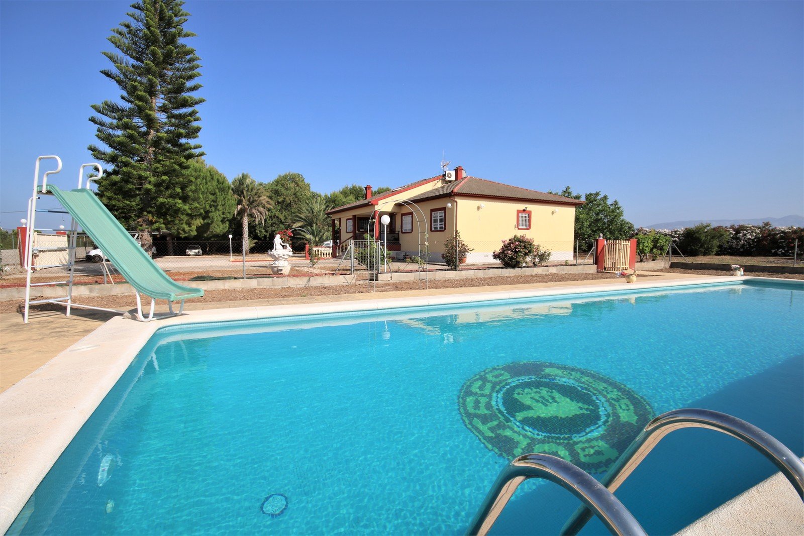 Villa mit 4 Schlafzimmern und großem Pool, auf einem großzügigen Grundstück ohne Stromleitungen und in unmittelbarer Nähe zum Strand - 35