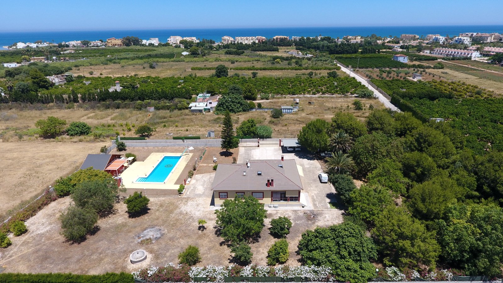 Villa mit 4 Schlafzimmern und großem Pool, auf einem großzügigen Grundstück ohne Stromleitungen und in unmittelbarer Nähe zum Strand - 2