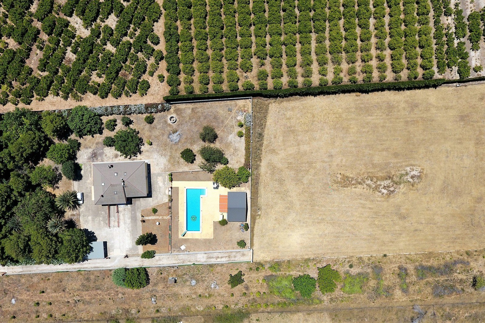Villa mit 4 Schlafzimmern und großem Pool, auf einem großzügigen Grundstück ohne Stromleitungen und in unmittelbarer Nähe zum Strand - 40