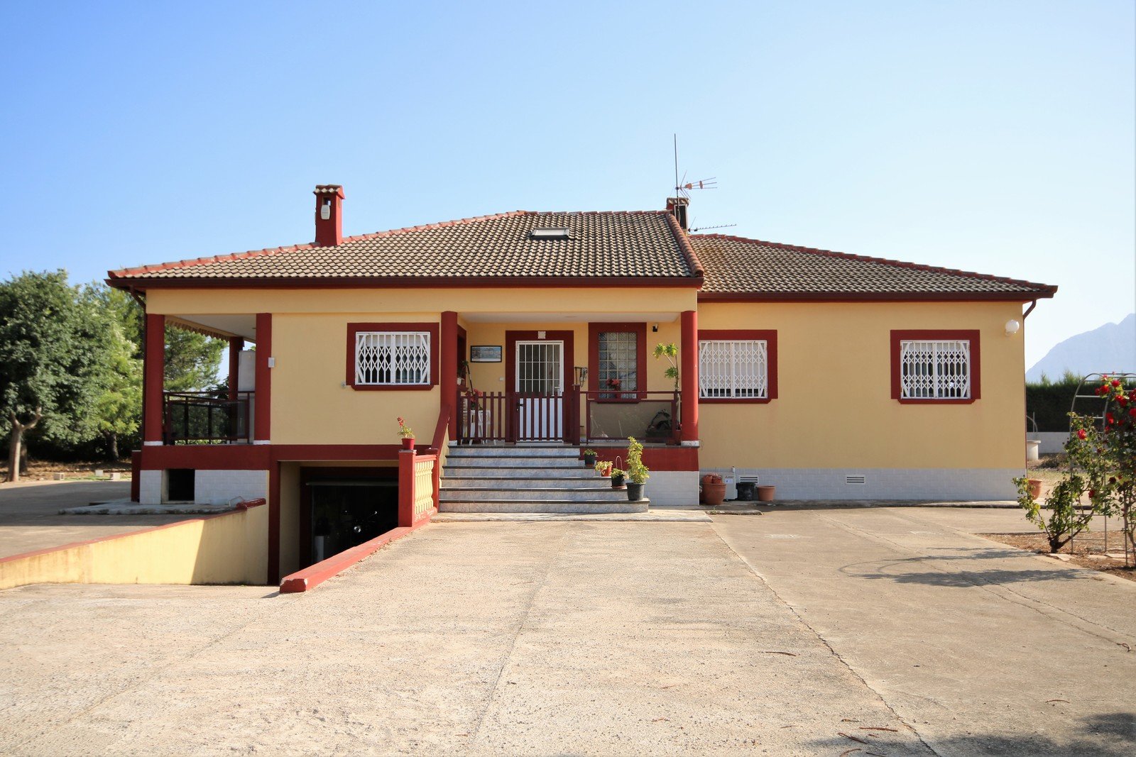 Villa mit 4 Schlafzimmern und großem Pool, auf einem großzügigen Grundstück ohne Stromleitungen und in unmittelbarer Nähe zum Strand - 23