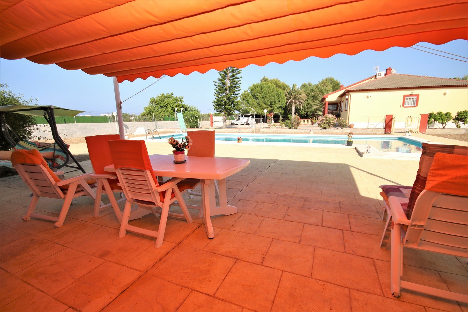 Villa mit 4 Schlafzimmern und großem Pool, auf einem großzügigen Grundstück ohne Stromleitungen und in unmittelbarer Nähe zum Strand - 27