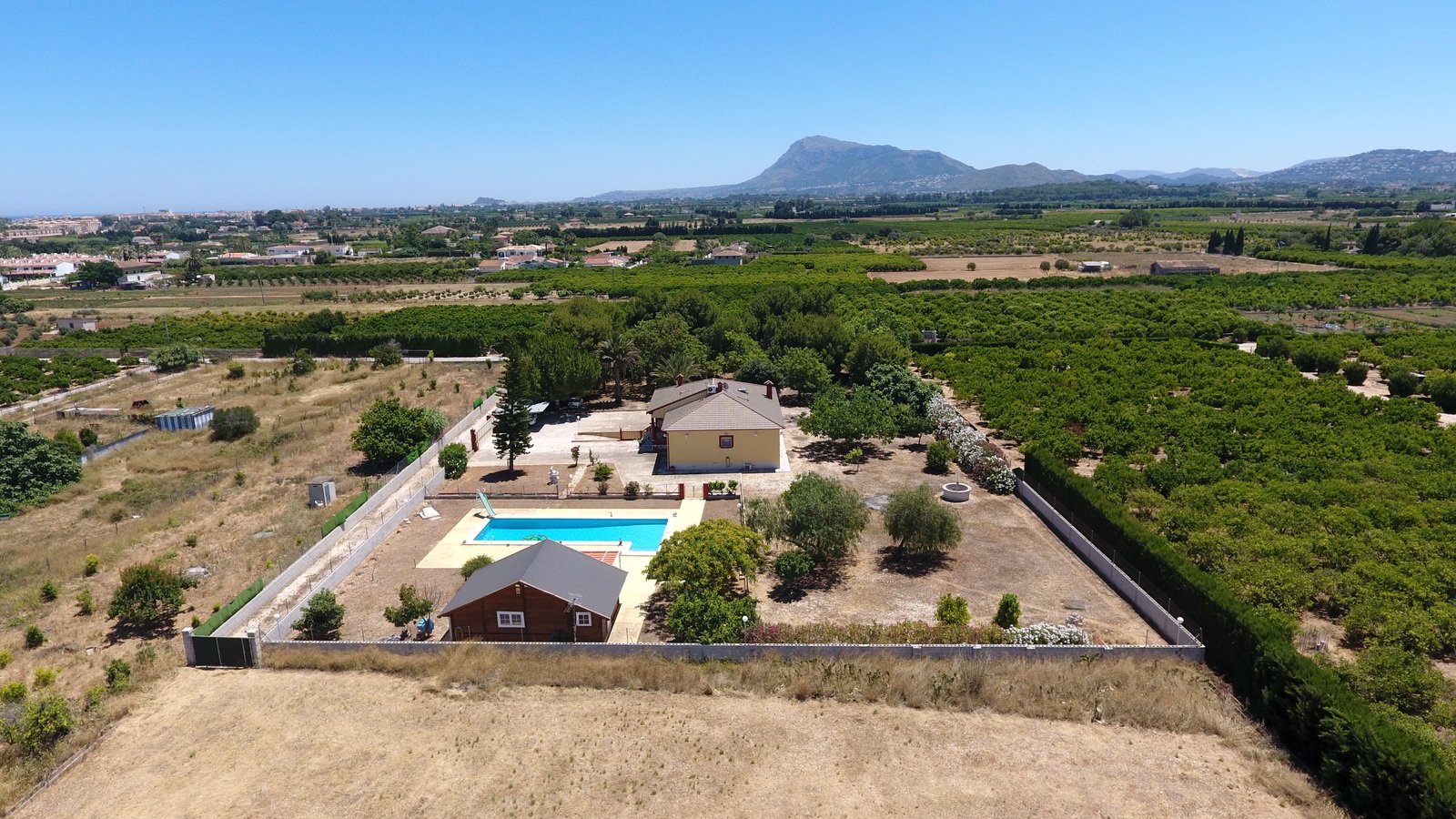 Villa mit 4 Schlafzimmern und großem Pool, auf einem großzügigen Grundstück ohne Stromleitungen und in unmittelbarer Nähe zum Strand - 36