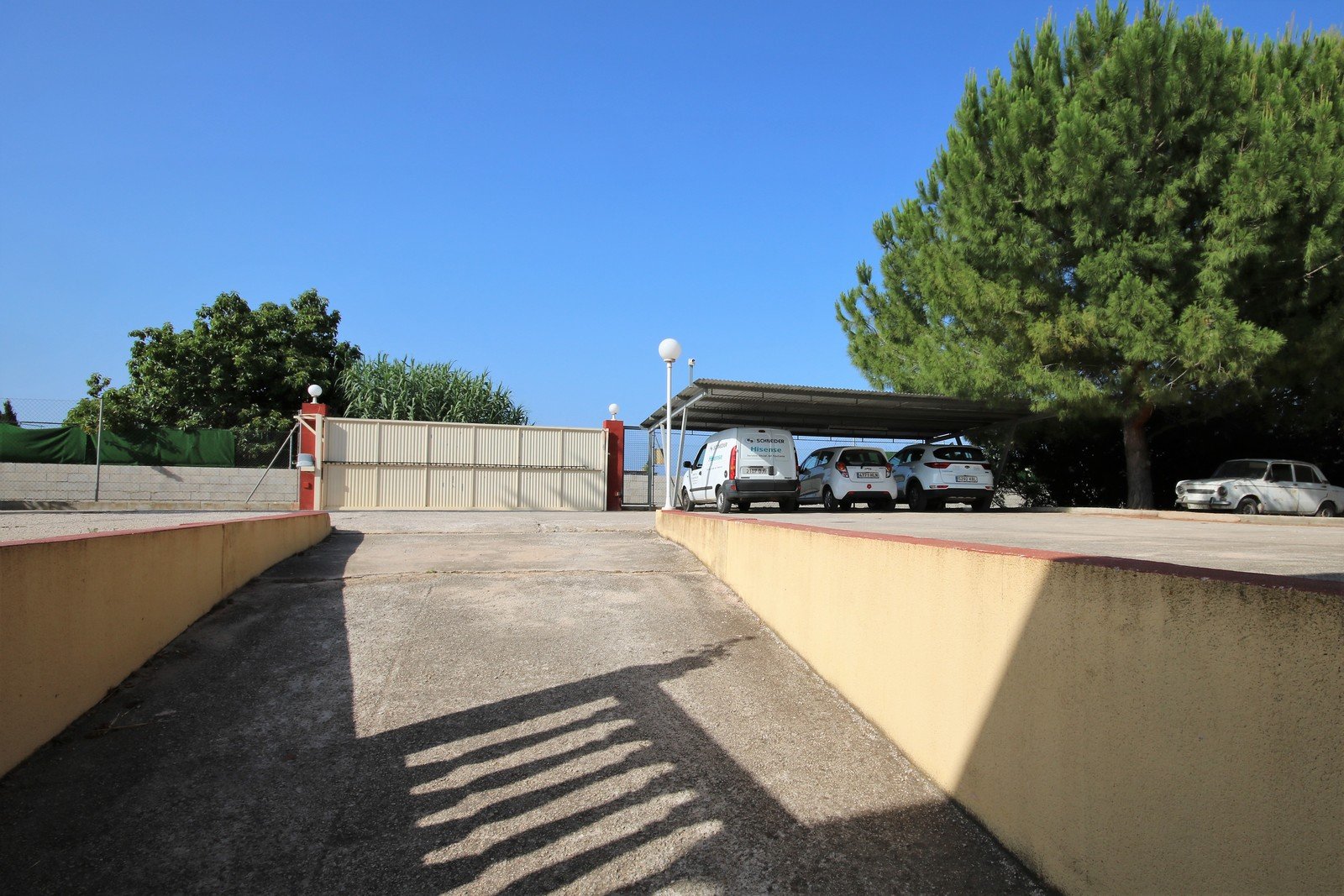 Villa mit 4 Schlafzimmern und großem Pool, auf einem großzügigen Grundstück ohne Stromleitungen und in unmittelbarer Nähe zum Strand - 22
