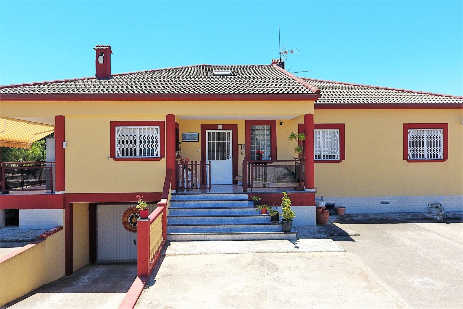 Villa mit 4 Schlafzimmern und großem Pool, auf einem großzügigen Grundstück ohne Stromleitungen und in unmittelbarer Nähe zum Strand - 34