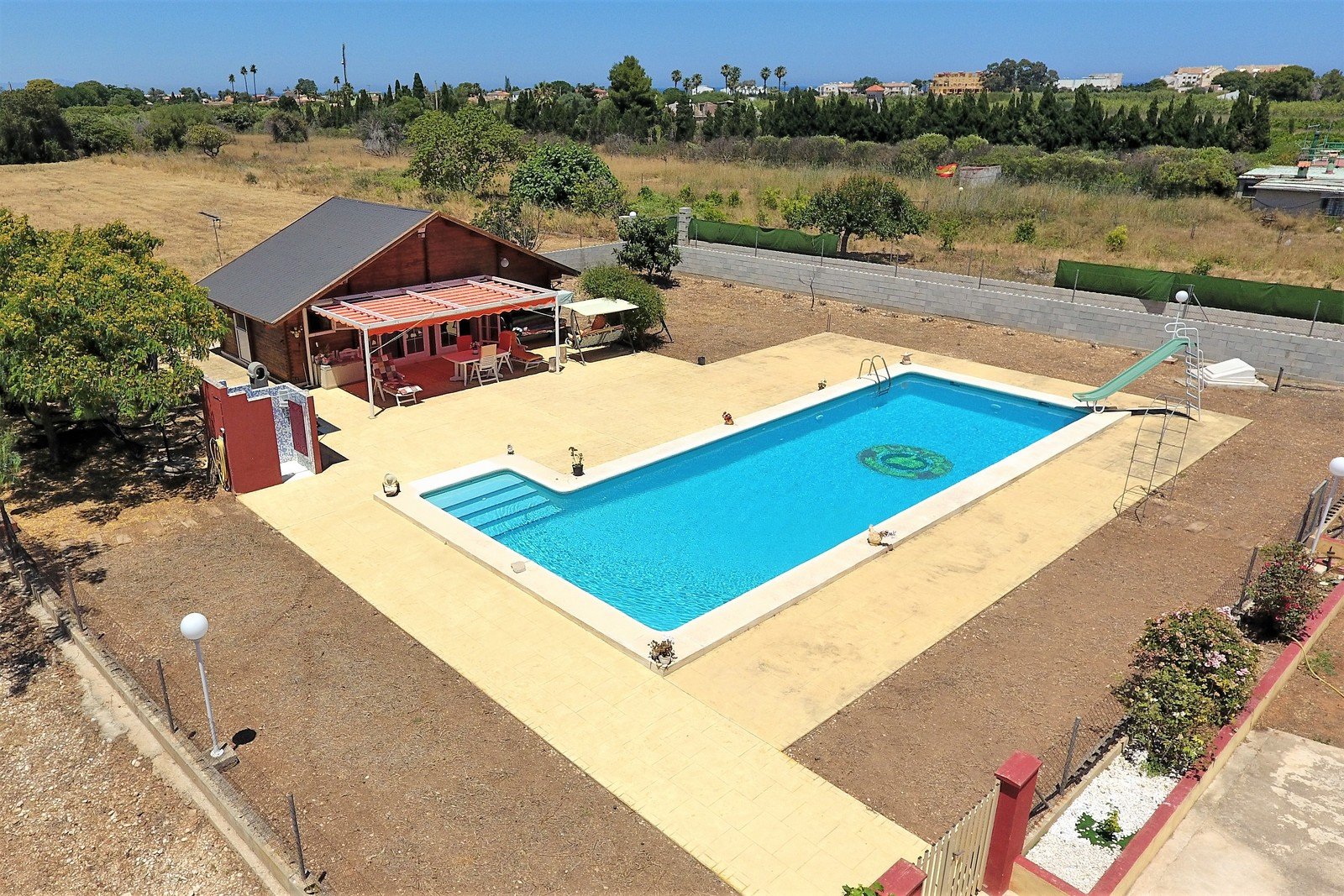 Villa mit 4 Schlafzimmern und großem Pool, auf einem großzügigen Grundstück ohne Stromleitungen und in unmittelbarer Nähe zum Strand - 25