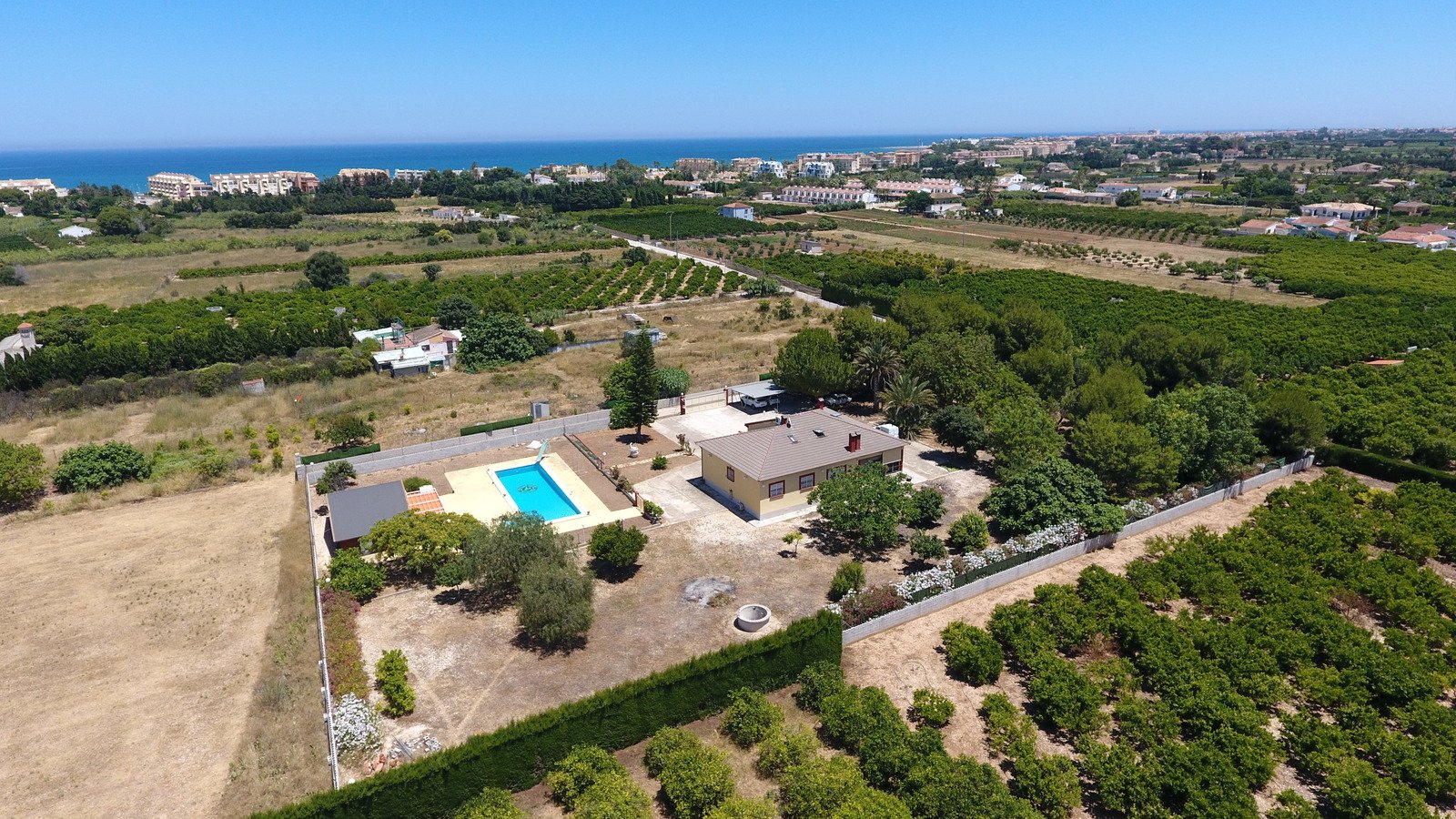 Villa mit 4 Schlafzimmern und großem Pool, auf einem großzügigen Grundstück ohne Stromleitungen und in unmittelbarer Nähe zum Strand - 37