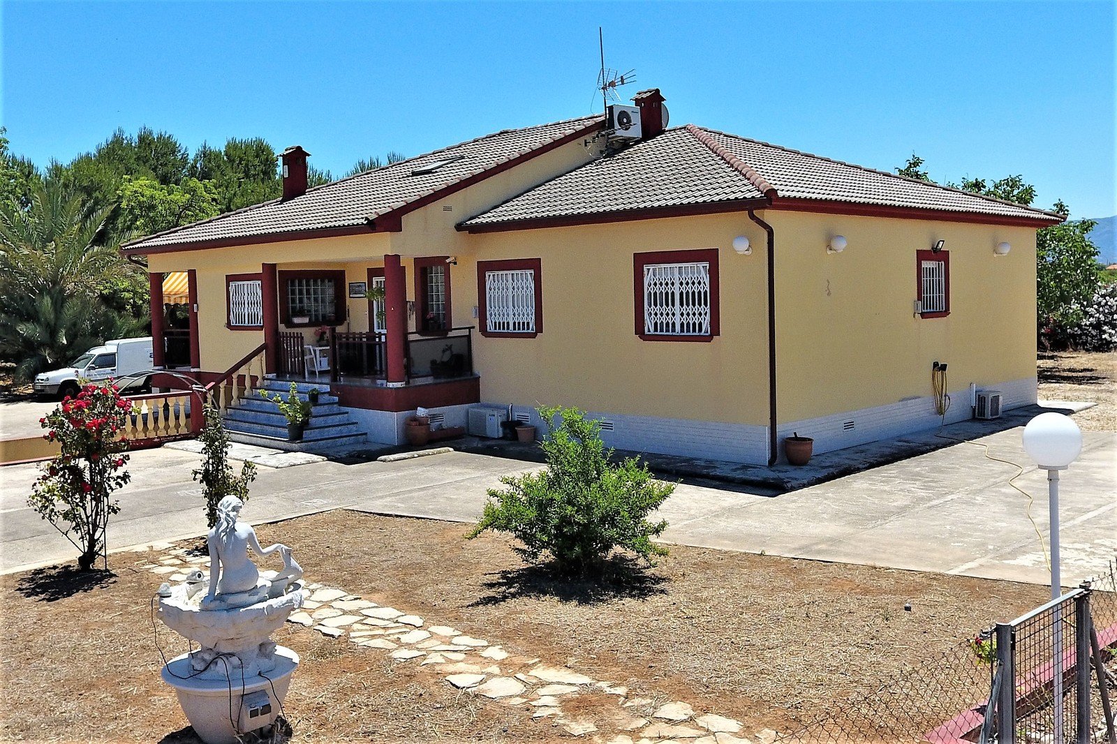 Villa mit 4 Schlafzimmern und großem Pool, auf einem großzügigen Grundstück ohne Stromleitungen und in unmittelbarer Nähe zum Strand - 4