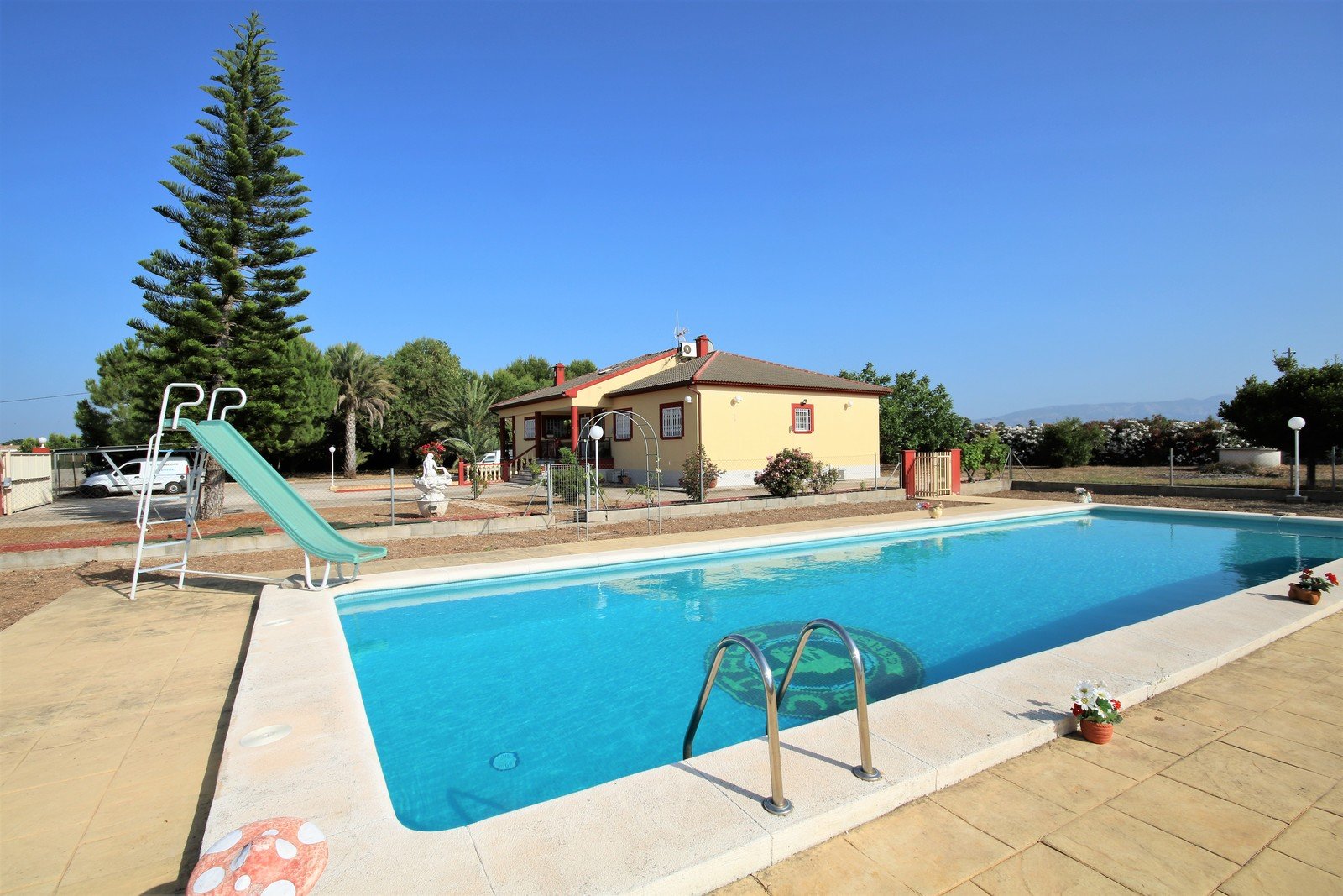 Villa mit 4 Schlafzimmern und großem Pool, auf einem großzügigen Grundstück ohne Stromleitungen und in unmittelbarer Nähe zum Strand - 24
