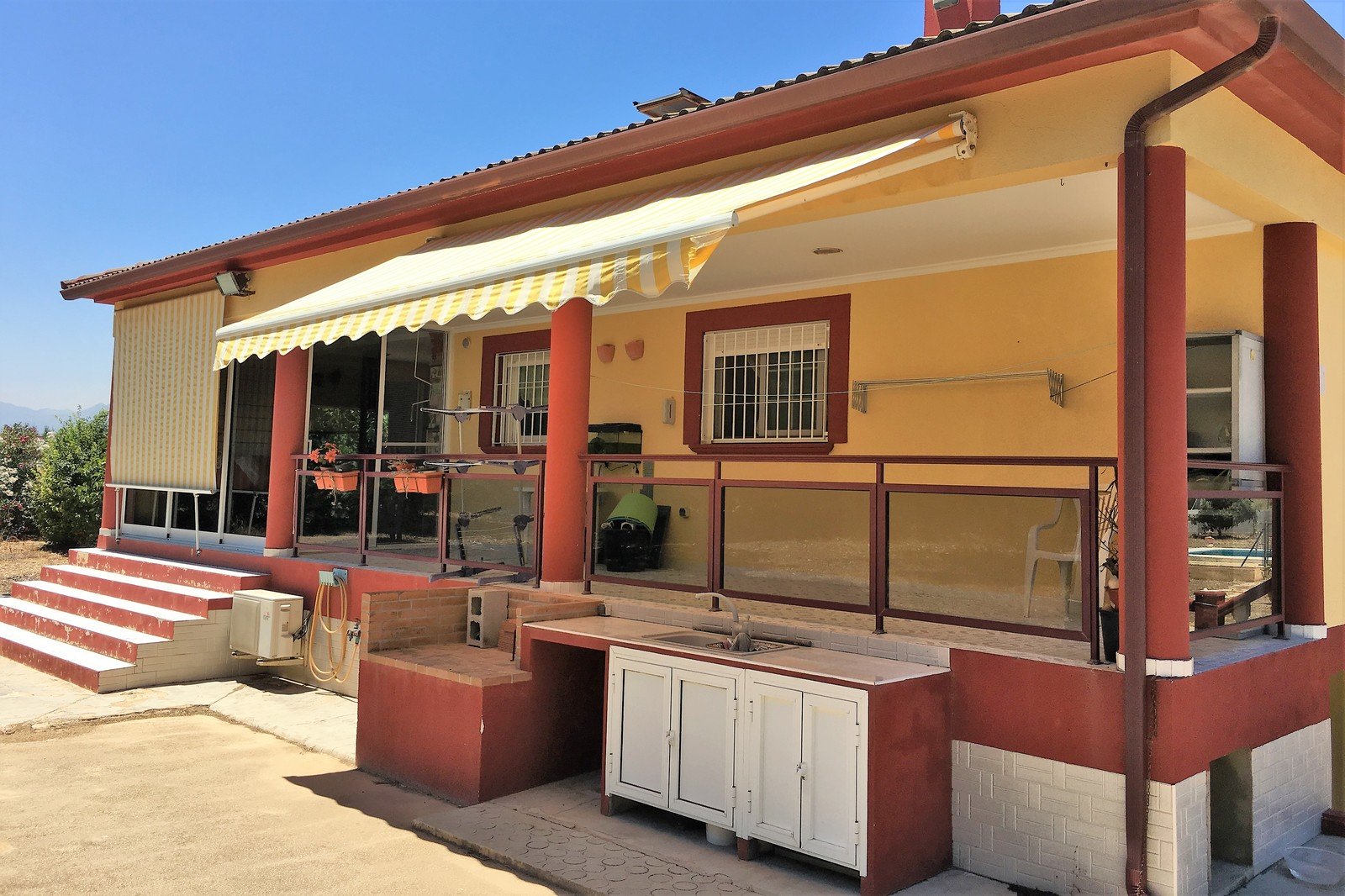 Villa mit 4 Schlafzimmern und großem Pool, auf einem großzügigen Grundstück ohne Stromleitungen und in unmittelbarer Nähe zum Strand - 18