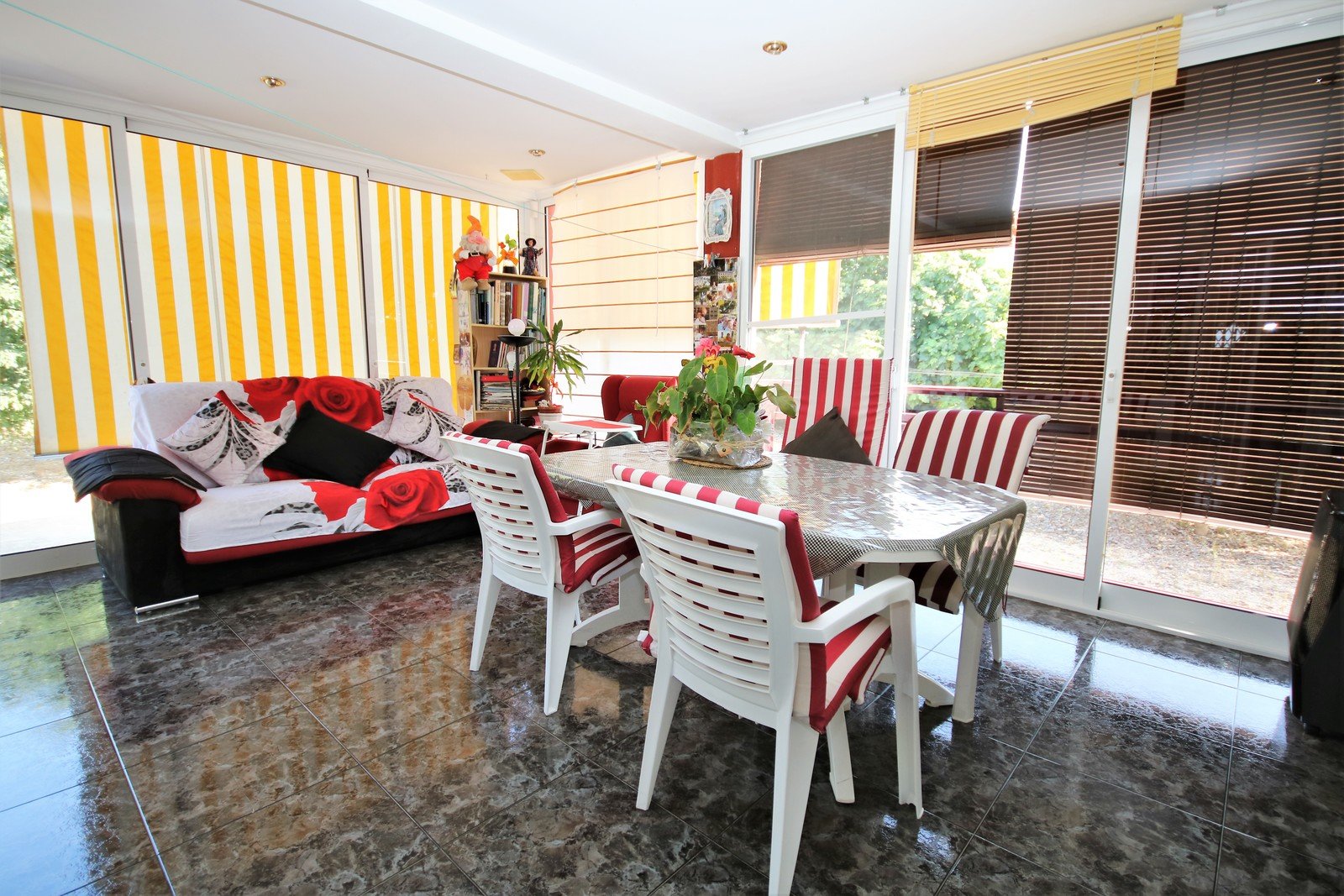 Villa mit 4 Schlafzimmern und großem Pool, auf einem großzügigen Grundstück ohne Stromleitungen und in unmittelbarer Nähe zum Strand - 6