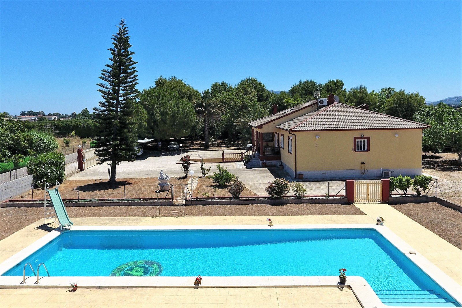 Villa mit 4 Schlafzimmern und großem Pool, auf einem großzügigen Grundstück ohne Stromleitungen und in unmittelbarer Nähe zum Strand - 1