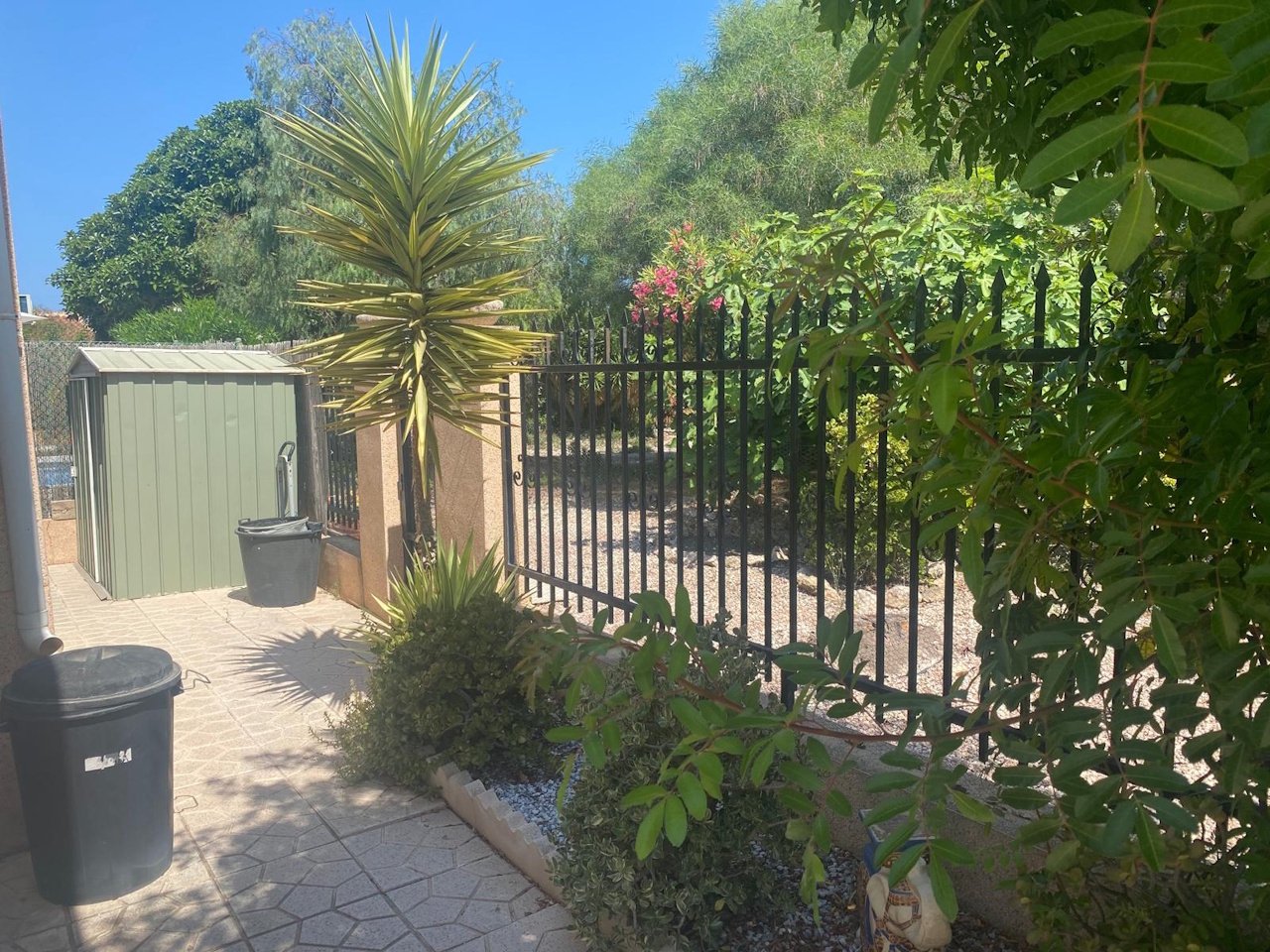 Villa mit 3 Schlafzimmern, 1 Badezimmer, Dachterrasse und Carport in ruhiger Lage - 35