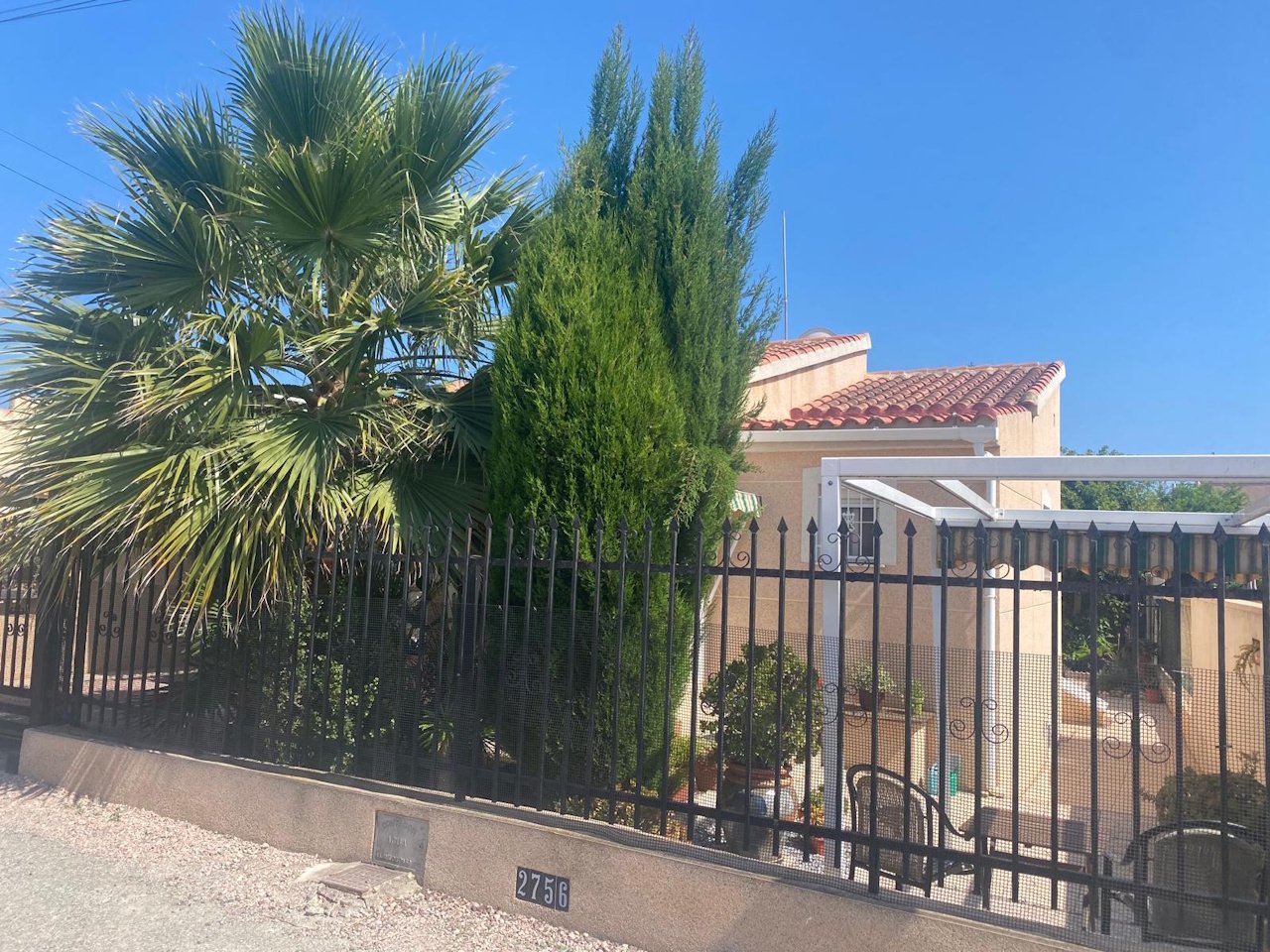 Villa mit 3 Schlafzimmern, 1 Badezimmer, Dachterrasse und Carport in ruhiger Lage - 1