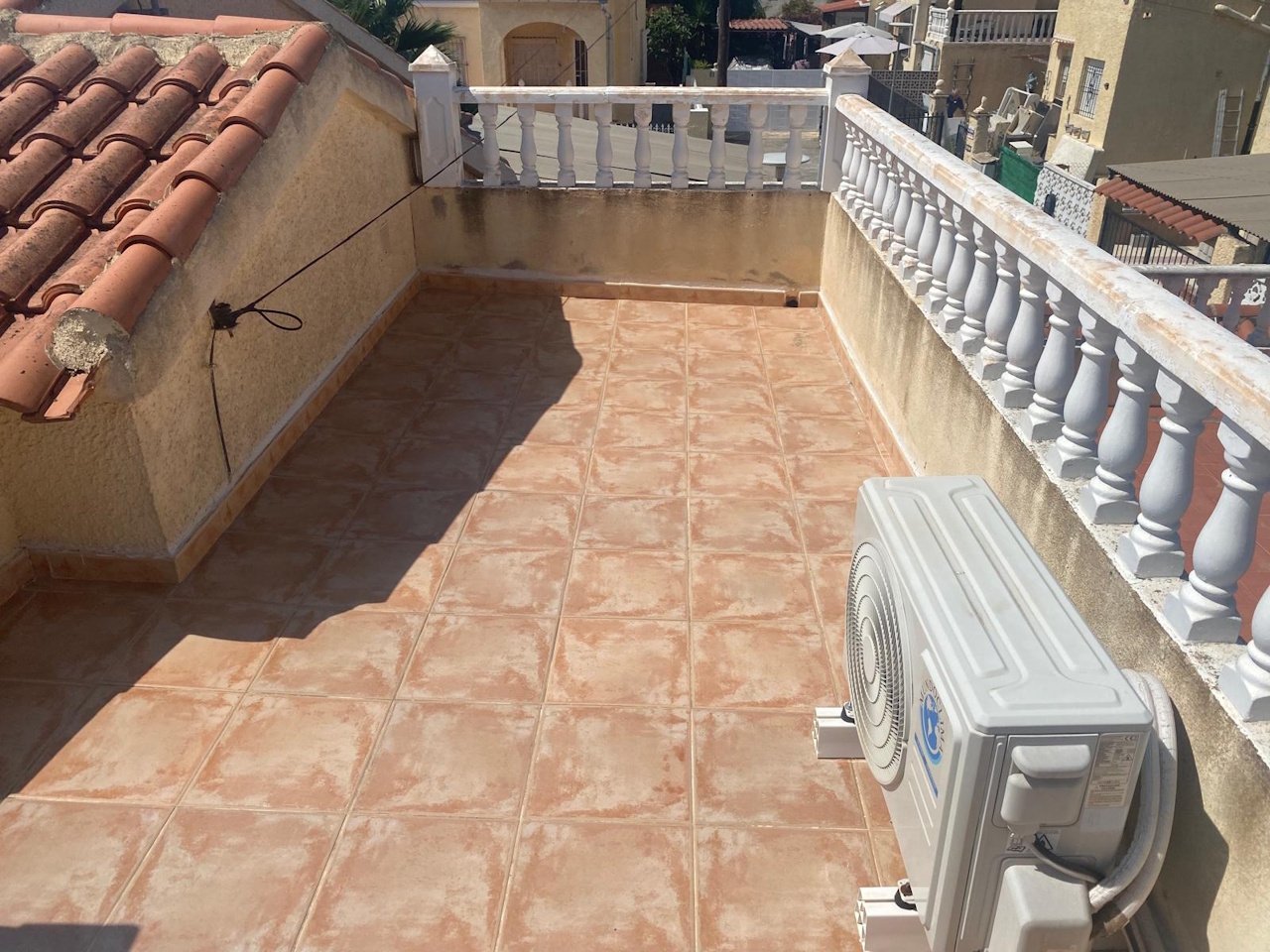 Villa mit 3 Schlafzimmern, 1 Badezimmer, Dachterrasse und Carport in ruhiger Lage - 30
